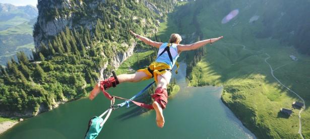 FB体育在线-法拉利鏖战迈凯伦，汉密尔顿扛起全队的传奇之战