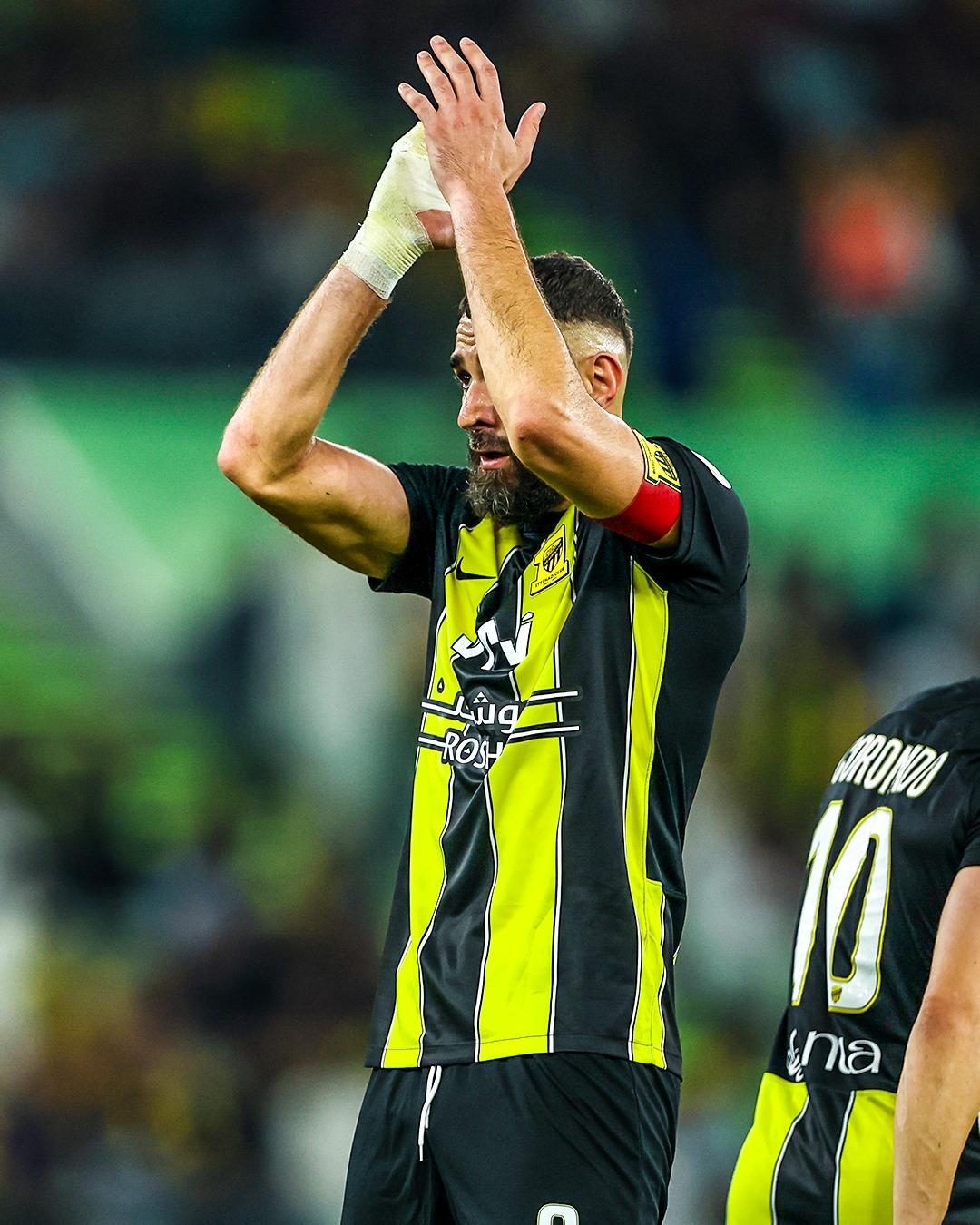 包含墨西哥绝地反击丹麦，本泽马完成帽子戏法的词条