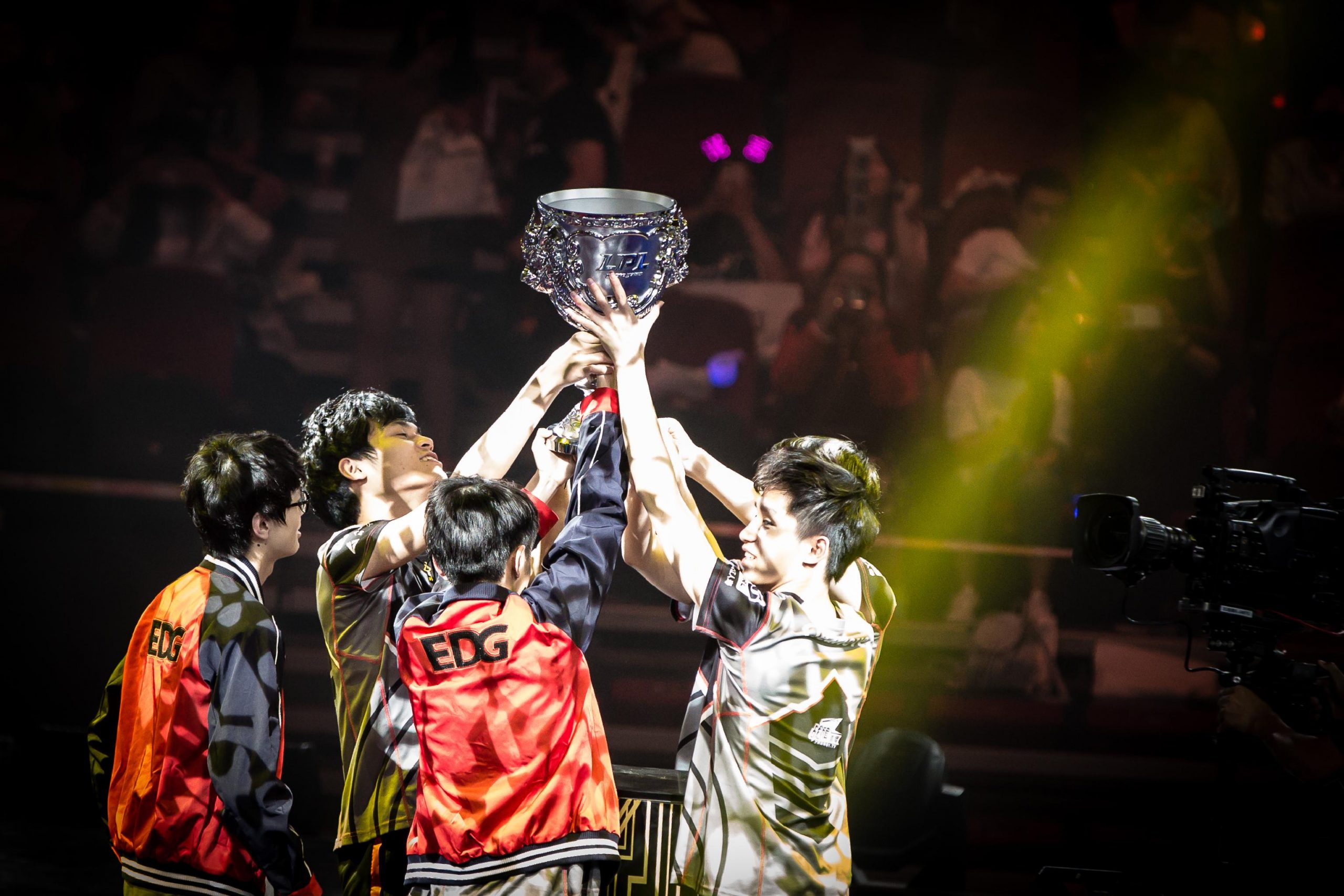 FLY碾压TL，Uzi开启传奇时刻峡谷大战小组赛，技惊四座的简单介绍