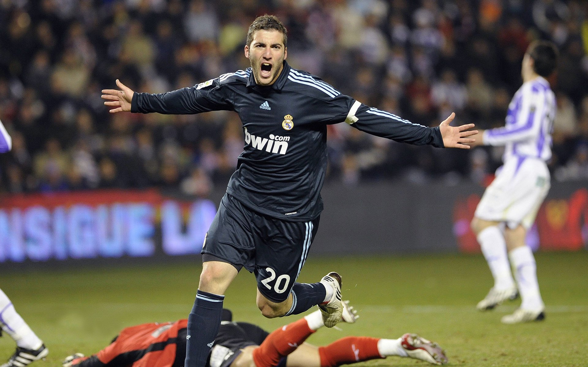 当绿色狂潮遭遇蓝色闪电，布克的稳定，是篮球最古老的答案